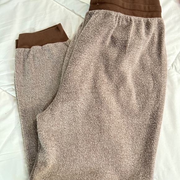 FEAT- The BlanketBlend™ Joggers - Limited PINECONE - Picture 11 of 12